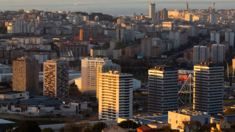 Arquitectura Recognoscible: Com el Clima, la Cultura i els Materials Defineixen les Ciutats