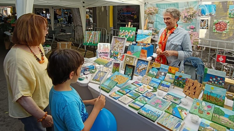 La 16a Mostra de Comerç i Benestar Transforma el Poble-sec en un Epicentre de Vida Comunitària i Suport Local