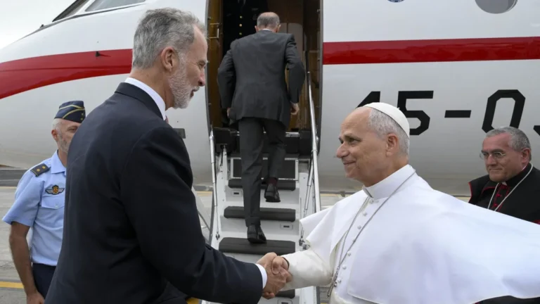 L’incidència tècnica que va sacsejar el protocol: El retorn del Papa Lleó XIV i el gest estratègic de Felipe VI