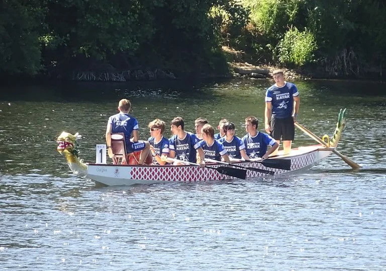 El ‘dragon boat’, un esport grupal per a la recuperació muscular