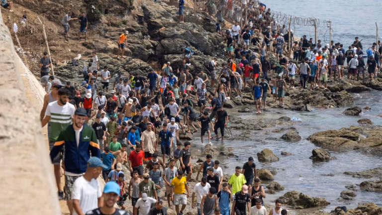 La crisi migratòria a Ceuta: Marruecos reconeix 40.000 entrades de migrants i 11 morts al seu territori