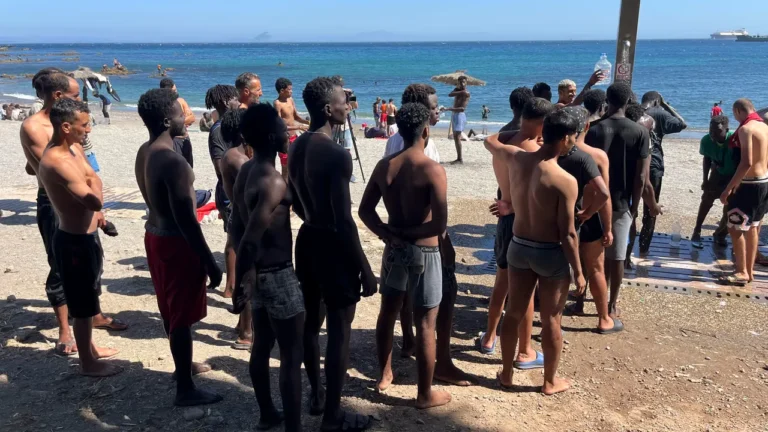 Ceuta habilita nuevos espacios para menores migrantes ante la «extraordinaria presión» que soporta el sistema