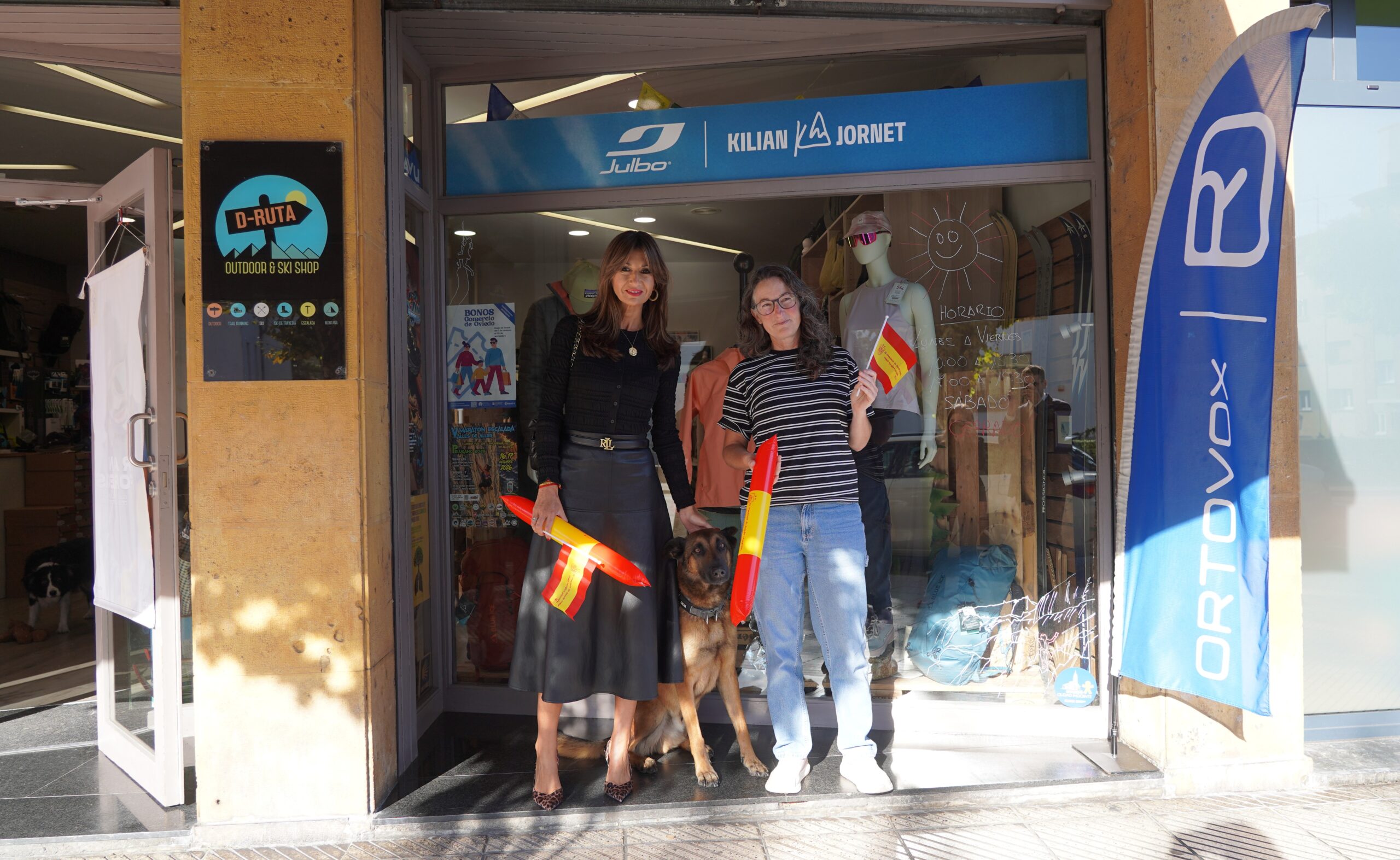 El comerç d'Oviedo s'implica a fons amb la Selecció espanyola repartint 20.000 banderins i aplaudidors